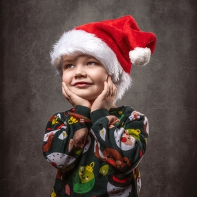 戴着圣诞帽的可爱小男孩图片